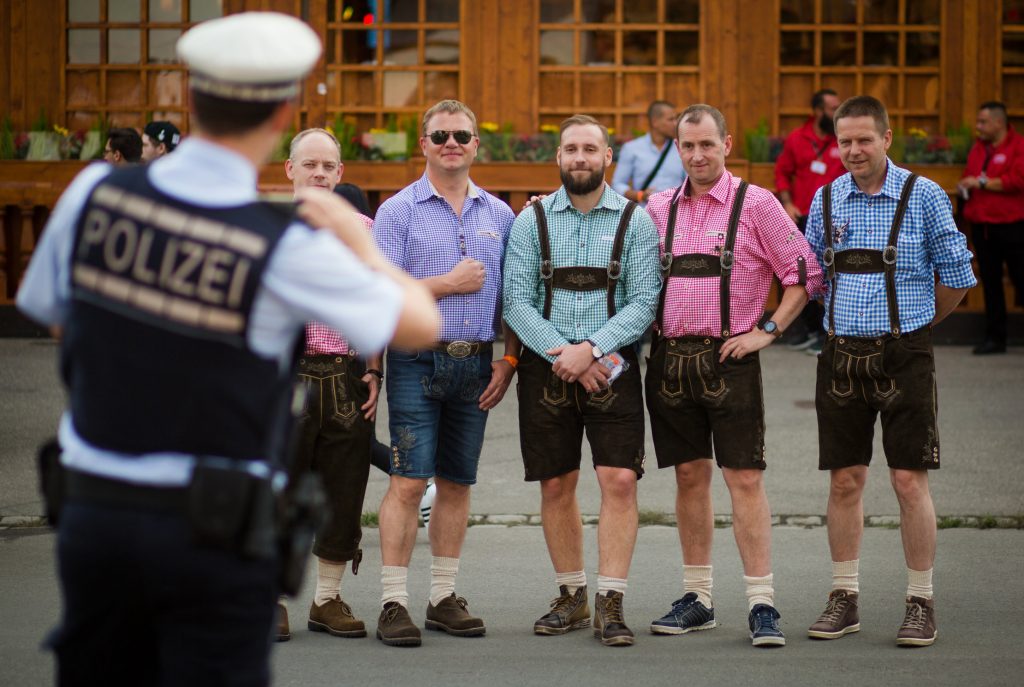 Ein Polizist fotografiert am 23.09.2016 beim 171. Cannstatter Volksfest auf dem Cannstatter Wasen in Stuttgart (Baden-Württemberg) eine Gruppe von Besuchern. Foto: Christoph Schmidt/dpa